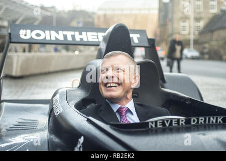 Ehemalige professionelle Rennfahrer Mika Hakkinen wirft mit der Johnnie Walker Caparo T1 Supercar. Mit: Willie Rennie Wo: Edinburgh, Großbritannien Wann: 06 Dec 2018 Credit: Euan Kirsche / WANN Stockfoto