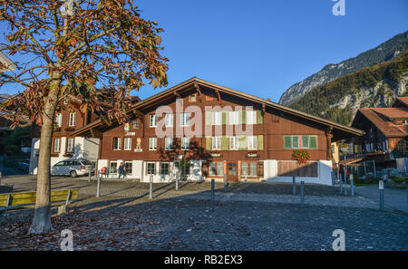 Brienz, Schweiz - 21.Oktober 2018. Traditionelle Schweizer Alpen ländlichen Holz Haus im Dorf der Alpen, Schweiz. Stockfoto