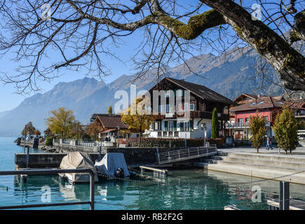 Brienz, Schweiz - 21.Oktober 2018. Traditionelle Schweizer Alpen ländlichen Holz Haus im Dorf der Alpen, Schweiz. Stockfoto