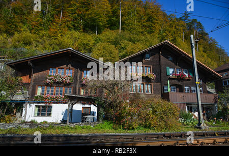 Brienz, Schweiz - 21.Oktober 2018. Traditionelle Schweizer Alpen ländlichen Holz Haus im Dorf der Alpen, Schweiz. Stockfoto