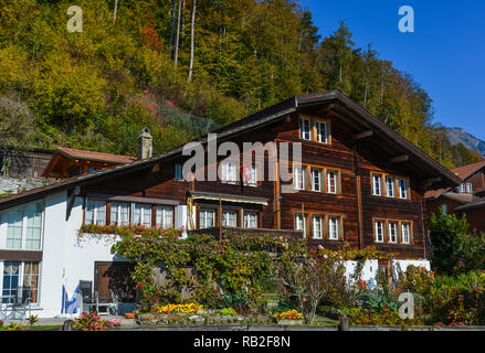 Brienz, Schweiz - 21.Oktober 2018. Traditionelle Schweizer Alpen ländlichen Holz Haus im Dorf der Alpen, Schweiz. Stockfoto