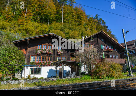 Brienz, Schweiz - 21.Oktober 2018. Traditionelle Schweizer Alpen ländlichen Holz Haus im Dorf der Alpen, Schweiz. Stockfoto