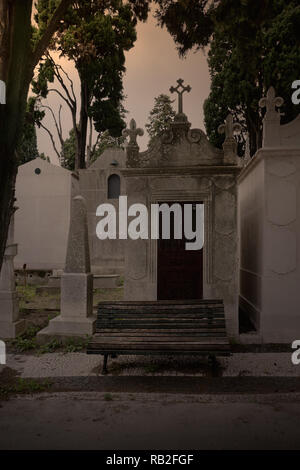 Bank von einem Friedhof in der Dämmerung Stockfoto