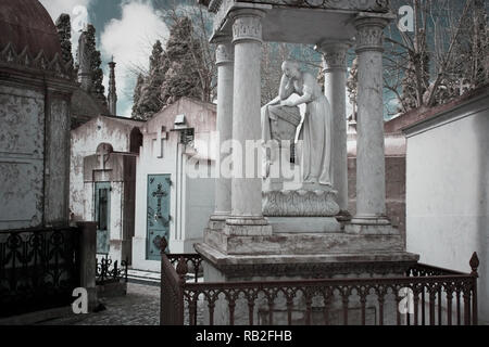 Frau Statue in einem alten europäischen Friedhof Gasse. Infrarot. Stockfoto