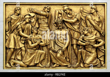 Golden bas-relief der alten Basilika von Fatima, der einen der 14 Geheimnisse des Rosenkranzes, ähnlich wie die Stationen des Kreuzes. Dieses b Stockfoto