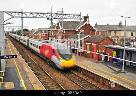 Inter City Jungfrau Bahn, die durch kleine städtische Station auf der neu elektrifizierten Blackpool Preston line auf dem Weg nach London Euston Stockfoto