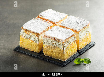 Traditionelle slowenische Dessert - Stück Torte namens Kremna Rezina oder Kremsnita. Der See Bled, Slowenien, Europa - Bild Stockfoto