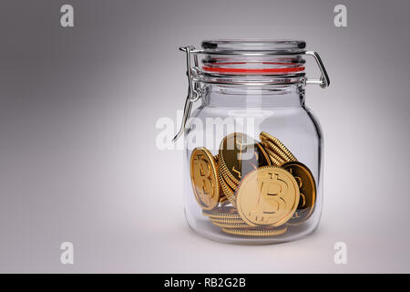 Ihre Ersparnisse investieren in Bitcoin? 3D-Render von Golden bitcoin Münzen in einem Glas Stockfoto