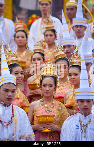 Thai-buddhistische religiöse Zeremonie, Wat Traimit Golden Buddha Tempel, Bangkok, Thailand Stockfoto