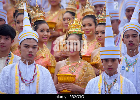 Thai-buddhistische religiöse Zeremonie, Wat Traimit Golden Buddha Tempel, Bangkok, Thailand Stockfoto