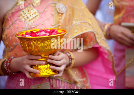 Thai-buddhistische religiöse Zeremonie, Wat Traimit Golden Buddha Tempel, Bangkok, Thailand Stockfoto