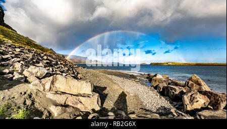 Regenbogen über den berühmten Dinosaurier Bucht bei Staffin auf der Insel Skye. Stockfoto