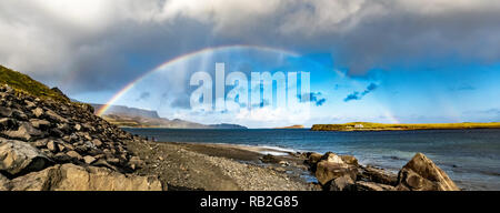 Regenbogen über den berühmten Dinosaurier Bucht bei Staffin auf der Insel Skye. Stockfoto