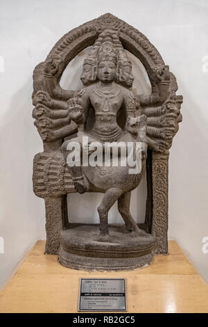 Kartikeya (karttikeya), Gott des Krieges, der Sohn von Shiva. Spät Chola aus dem 12. Jahrhundert. Südindien. 112 x 66 x 26 cm. Stockfoto