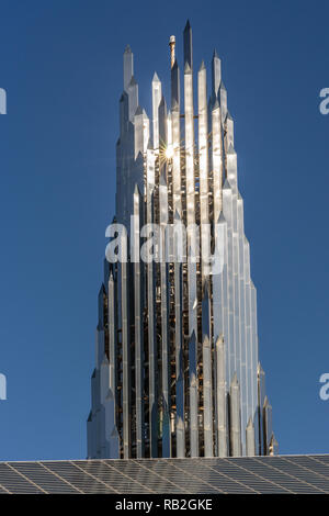 Garden Grove, Kalifornien, USA - 13. Dezember 2018: Crystal Christus Kathedrale. Nahaufnahme von Crean Tower gegen den blauen Himmel. Stockfoto