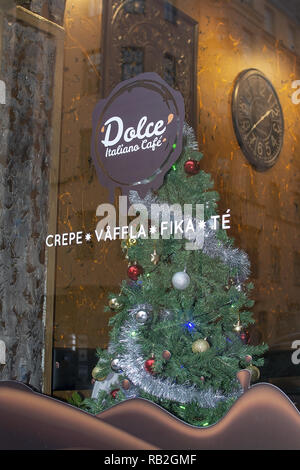 STOCKHOLM, Schweden, 29. Dezember 2018: Dolce Italiano Cafe Außenfenster und Weihnachtsbaum am 29. Dezember 2019 in Stockholm, Schweden Stockfoto