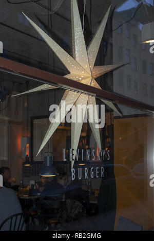 STOCKHOLM, Schweden, 29. Dezember 2018: Advent Stern im Fenster an der Levinsky Burger in Vasastan am 29. Dezember 2019 in Stockholm, Schweden Stockfoto