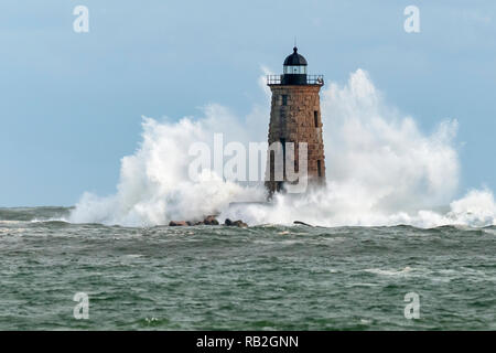 Riesenwellen erreichen die Spitze des steinernen Turm von Whaleback Leuchtturm, um die Rundumleuchte während einer einzigartigen Flut während der Wintersaison in Maine. Stockfoto