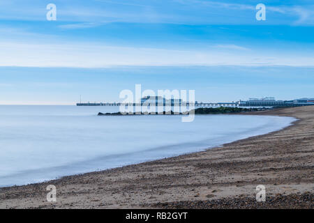 Clacton Pier und Zurückweichenden tide Clacton-on-Sea Essex UK. Dezember 2018 Stockfoto