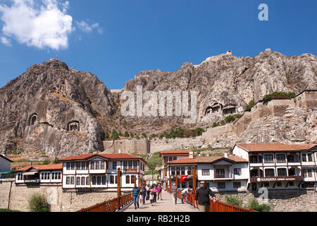 Historische Amasya Häuser und Stein Gräber der Könige in der Türkei Stockfoto