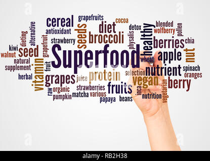 Superfood Wort cloud und Hand mit Marker Konzept auf weißem Hintergrund. Stockfoto