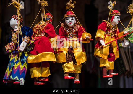 Bunte traditionelle Marionetten auf Verkauf in Bagan, Myanmar Stockfoto