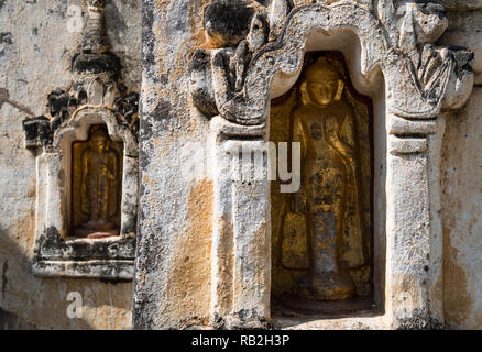 Statuen des Buddhe in Nischen außerhalb des Pitakattak Tempel in Bagan, Myanmar Stockfoto