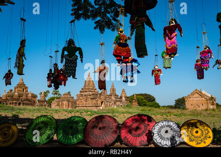 Traditionelle Burmesische Marionetten und Sonnenschirmen auf Verkauf in Bagan, Myanmar Stockfoto