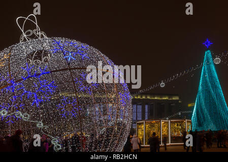 Minsk, Weißrussland - 30. Dezember 2018: Weihnachtsbaum, Illuminationen und Dekorationen vor dem Gebäude des Palastes der Republik in Oktyabrskaya Platz. Stockfoto