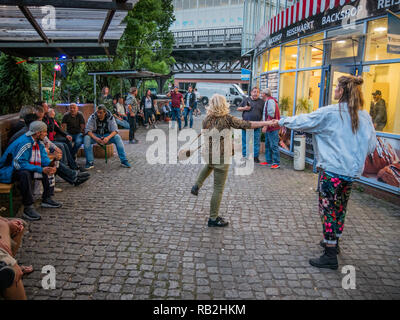 Berlin, Deutschland - 20. Mai 2018: Junge und Alte Frauen tanzen vor einem Geschäft in Kreuzberg Karneval der Kulturen Stockfoto