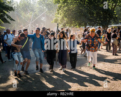 Berlin, Deutschland - 20. Mai 2018: die Menschen tanzen in einer Linie bei Kreuzberg Karneval der Kulturen Stockfoto