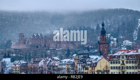 Heidelberg Altstadt mit der Burg im Winter 4 Stockfoto