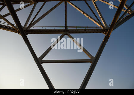 Massive Stahlbrückenstützträger und Querträger, Harbor Bridge in Corpus Christi, Texas. Stockfoto