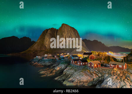 Nordlichter Aurora Borealis mit der klassischen Ansicht des Fisherman s Dorf, in der Nähe von Reine Hamnoy in Norwegen, Lofoten. Diese Aufnahme ist von einer wunderbaren Northern Lights Show mit Strom versorgt. Stockfoto