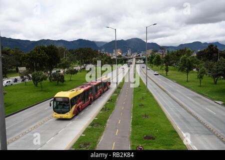 Transmilenio Bus in Transit, öffentlichen Nahverkehr System, in der Anden Bergstadt Bogota, Kolumbien, Südamerika Stockfoto