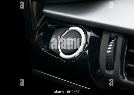 Armaturenbrett mit Fokus auf Motor Start Stop Taste, Auto Details im Innenraum Stockfoto