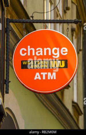 Prag, tschechische Republik - Juli 2018: Schild vor dem Eingang einer Bureau de Change Shop im Stadtzentrum Prags. Das Schild hat eine Western Union Logo. Stockfoto