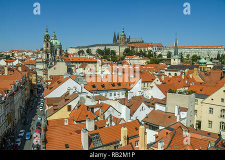 Prag, tschechische Republik - Juli 2018: Blick von oben auf die Kleinseite Brücke Turm von St. Vitas Kathedrale und das Prager Schloss, die mit dem hl. Nikolaus. Stockfoto