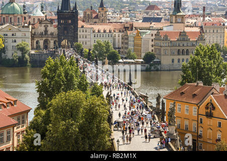 Prag, tschechische Republik - Juli 2018: Luftaufnahme der Karlsbrücke in Prag aus von der Oberseite der Kleinseitner Brückenturm. Stockfoto