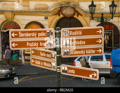 Prag, tschechische Republik - Juli 2018: Touristische Informationen anmelden Prague City Center mit Wegbeschreibungen zu den Sehenswürdigkeiten der Stadt. Stockfoto