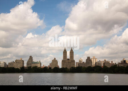 Blick auf die Westseite über den Jacqueline Kennedy Onassis-Stausee im Central Park, New York City. Stockfoto