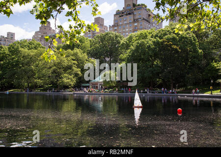 Modell Segelboot im Wintergarten Wasser im Central Park, New York. Stockfoto