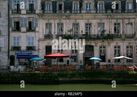 Eine charmante outside cafe am Wasser entlang in Bayonne, Frankreich. Stockfoto