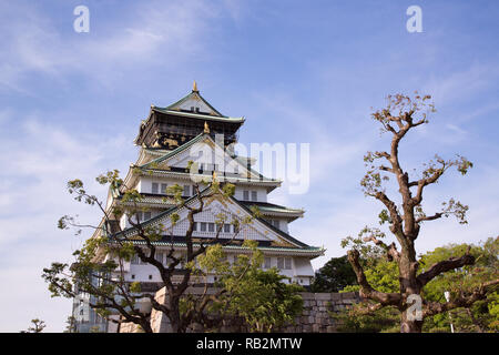Die oberen Etagen der Burg von Osaka, Japan. Stockfoto