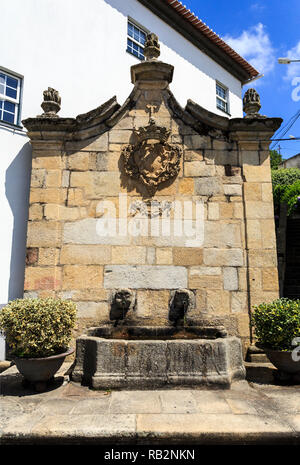 Blick auf die öffentlichen Brunnen, Chafariz, in der barocken Architektur mit zwei Rinnen und Becken in Gouveia, Beira Alta, Portugal gebaut Stockfoto