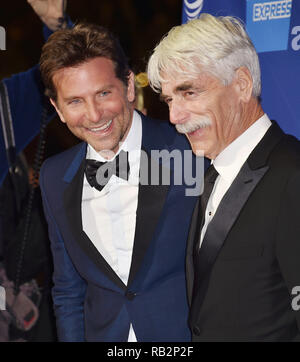 PALM SPRINGS, CA - Januar 03: Bradley Cooper (L) und Sam Elliott die 30. jährliche Palm Springs International Film Festival Film Awards Gala teilnehmen Stockfoto