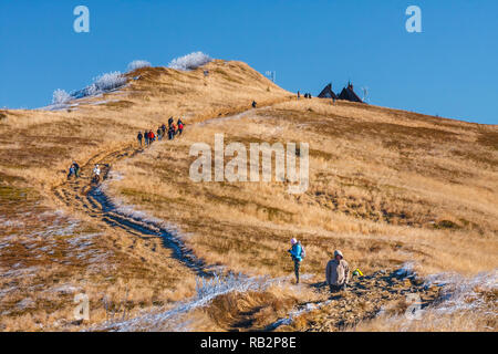 Wetlina, Polen, 12. November 2011: Eine Gruppe von Touristen wandern auf einem Trail in Polonina Wetlinska an einem sonnigen Tag, Bieszczady Gebirge in Polen Stockfoto