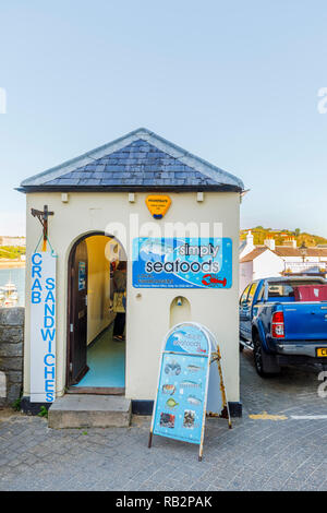 Einfach Seafoods, harbourside Meeresfrüchte Fischhändler und Sandwich Bar direkt an der Küste in Tenby, einer Stadt am Meer in Pembrokeshire auf der South Wales Küste Stockfoto