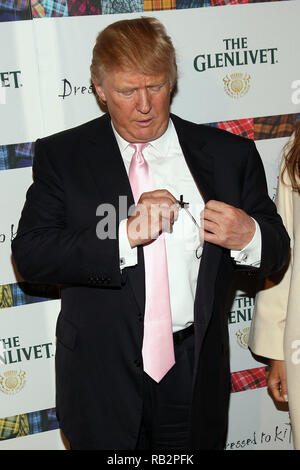 New York, New York/USA, 5. April 2011: Donald Trump auf der 9. jährlichen "Edrückt zu Kilt" Charity Fashion Show im Hammerstein Ballroom. (Foto: Steve Mack/S.D. Mack Bilder) Stockfoto