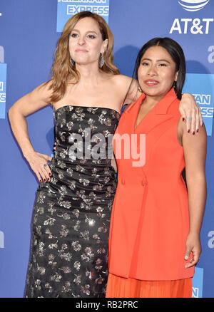 PALM SPRINGS, CA - Januar 03: Marina de Tavira (L) und Yalitza Aparicio die 30. jährliche Palm Springs International Film Festival Film Awards G teilnehmen Stockfoto